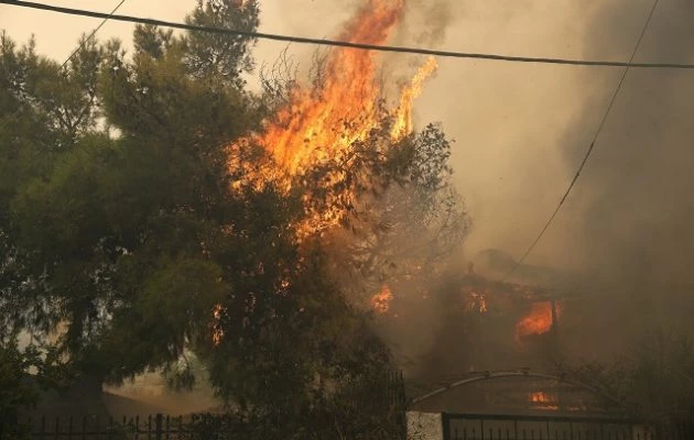 Άρχισε να βρέχει στην Ανατολική Αττική στα μέτωπα της φωτιάς